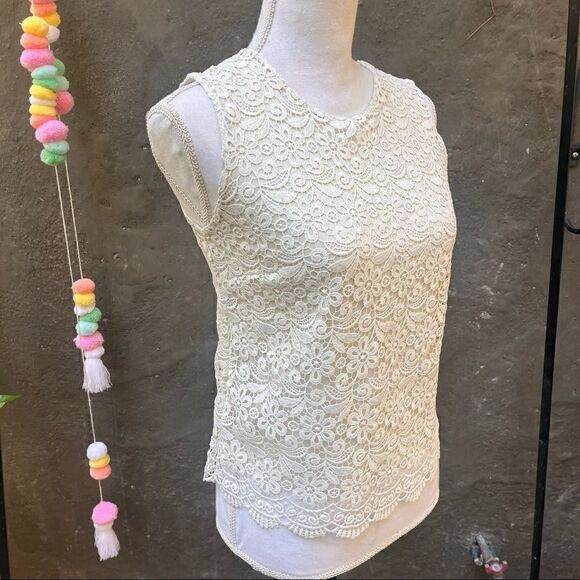 UNIQLO LACE SLEEVELESS TOP SMALL - Picture 8 of 14